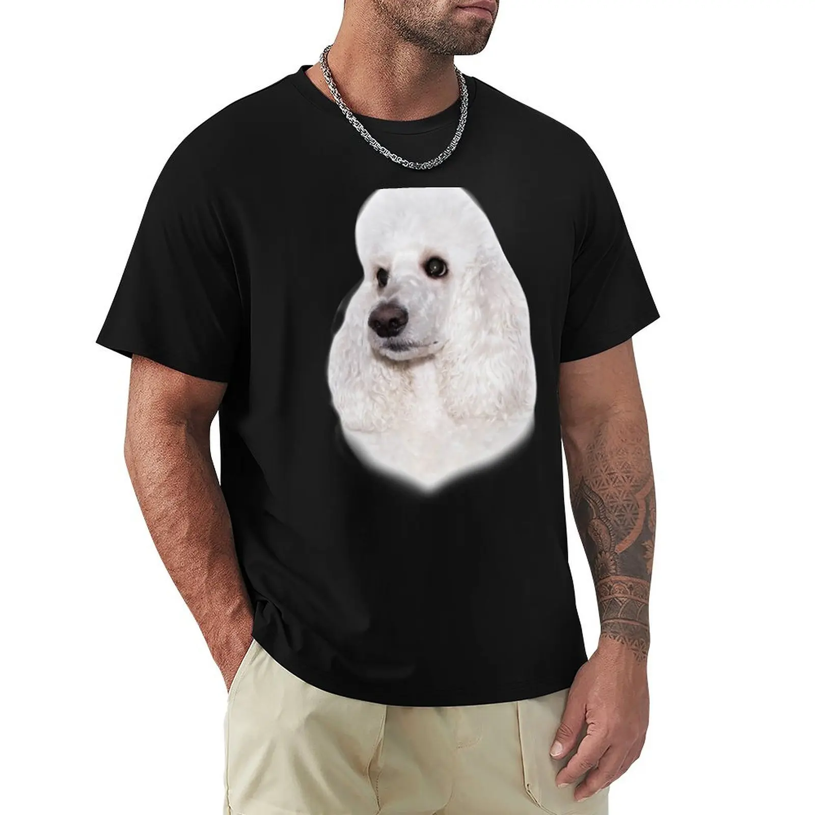 Camiseta de manga curta para corrida com estampa do cachorro poodle branco olhando para a esquerda