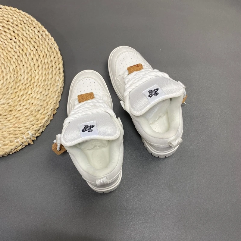 

White and black contrasting thick rope shoelaces, bread shoes, niche thick soled casual board shoes, extremely simple and versat