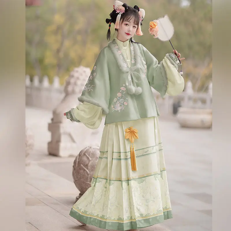 ชุด Hanfu ฤดูหนาวมีคอตั้งปักและความอบอุ่นอย่างหนา