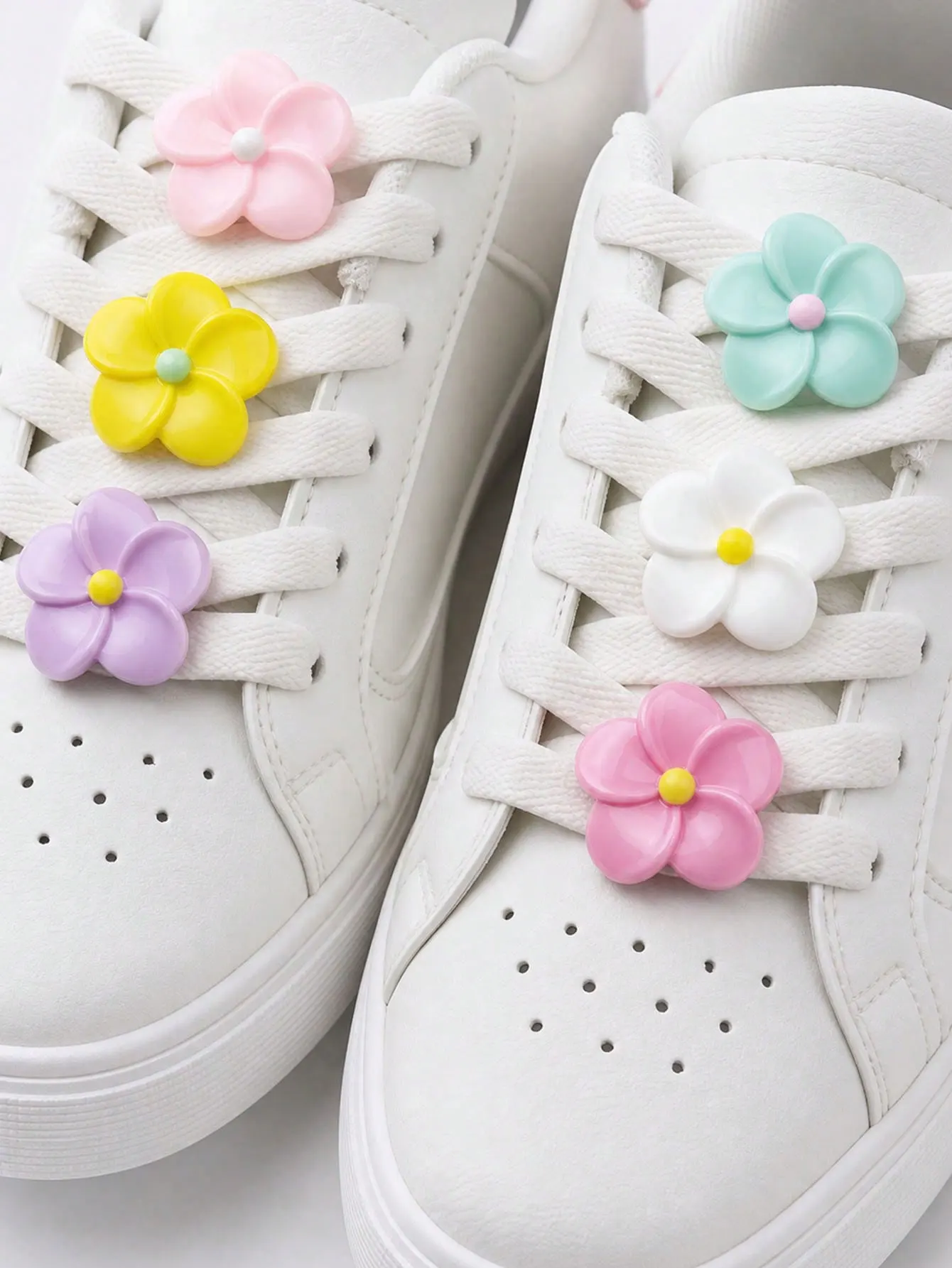 Shoelace Buckle Set of 6 Pieces, Random Floral Patterns, Shoe Decoration Accessories, Removable DIY Shoe Flower Decorations, Suitable for Sneakers and Boots, Personalized Decorative Accessories, Perfect Holiday and Birthday Gifts (Colors Random)