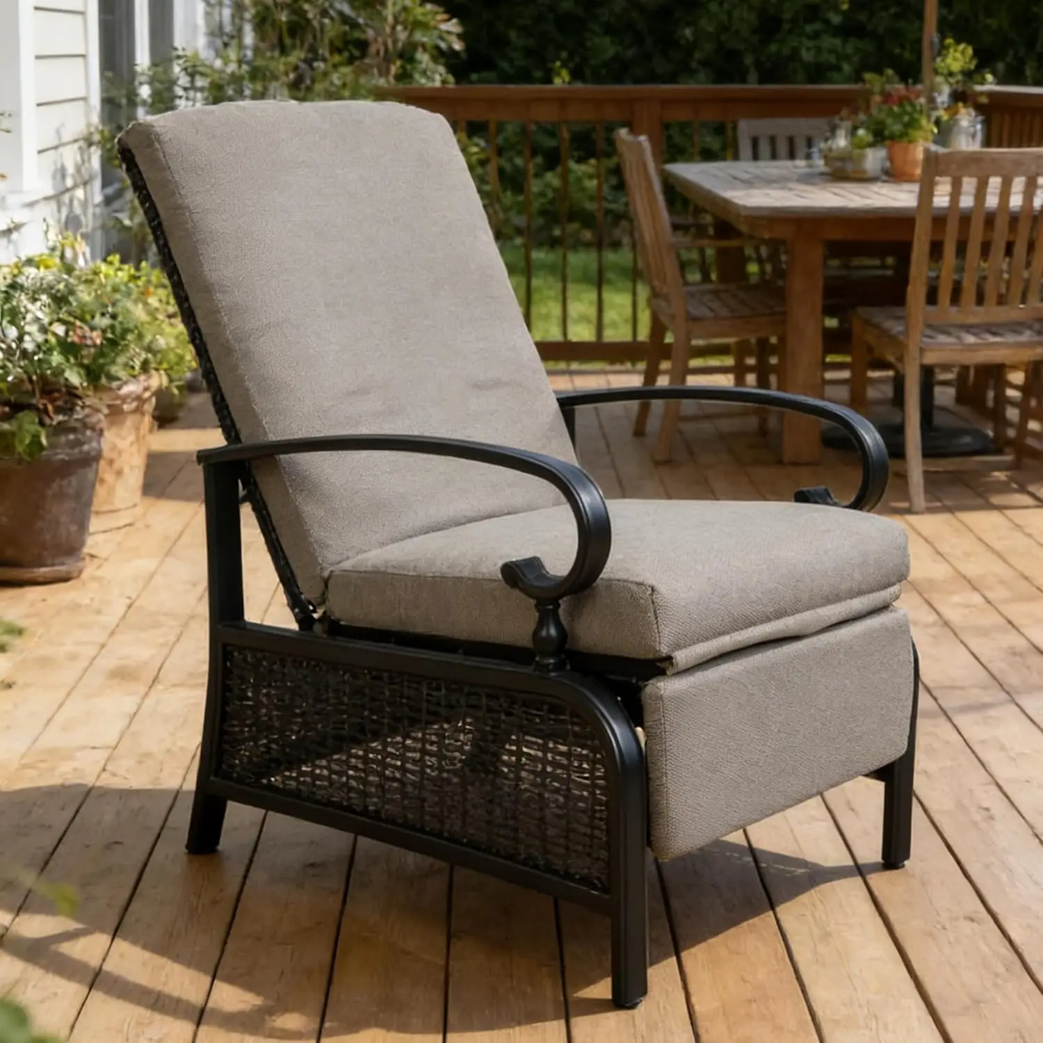 Outdoor Reclining Lounge Chair, Cushioned Patio Chaise Lounge with Extendable Metal Frame,Comfortable Outdoor Recliner