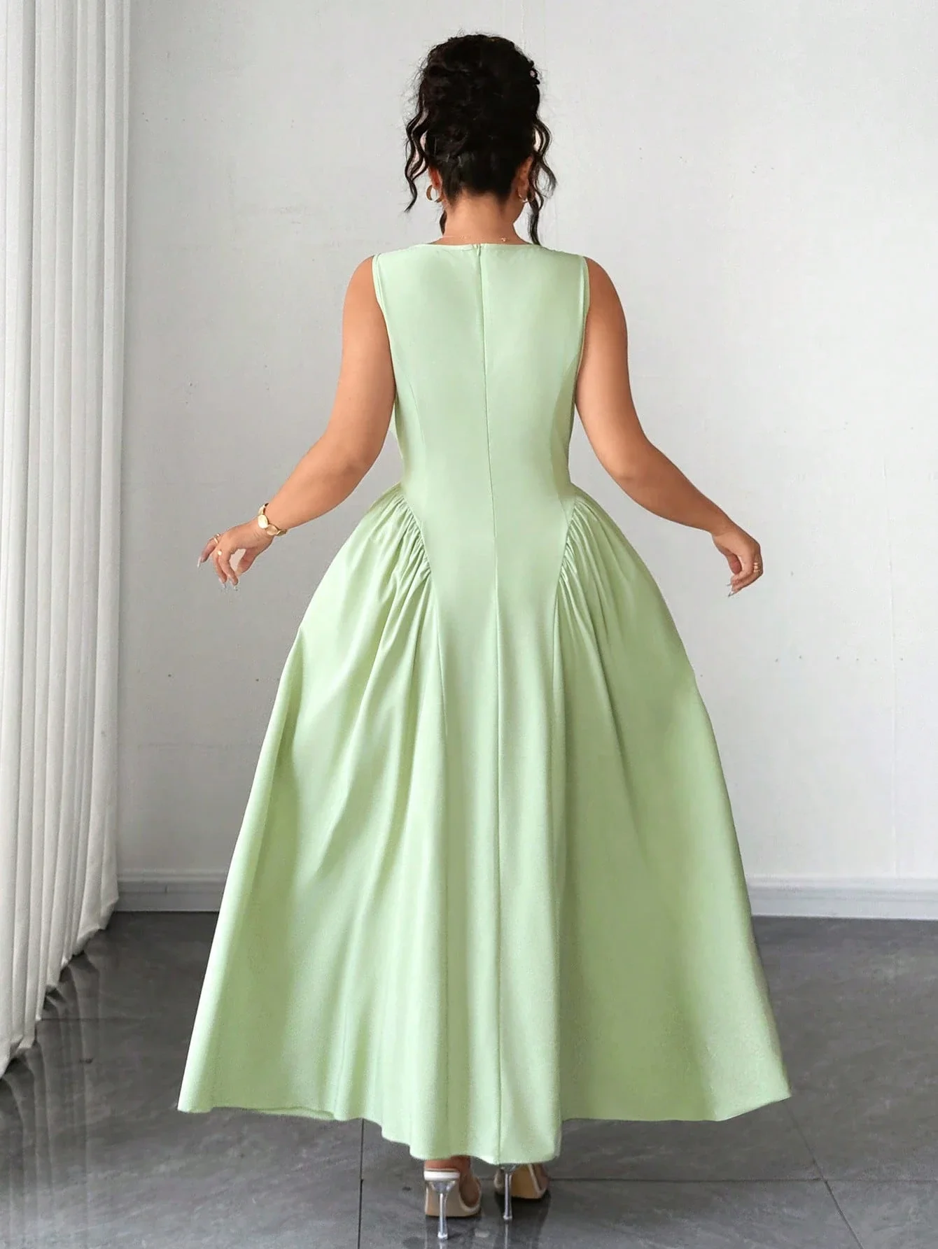 

Элегантное мятно-зеленое макси-платье А-силуэта без рукавов с квадратным вырезом и драпировкой, длиной в пол