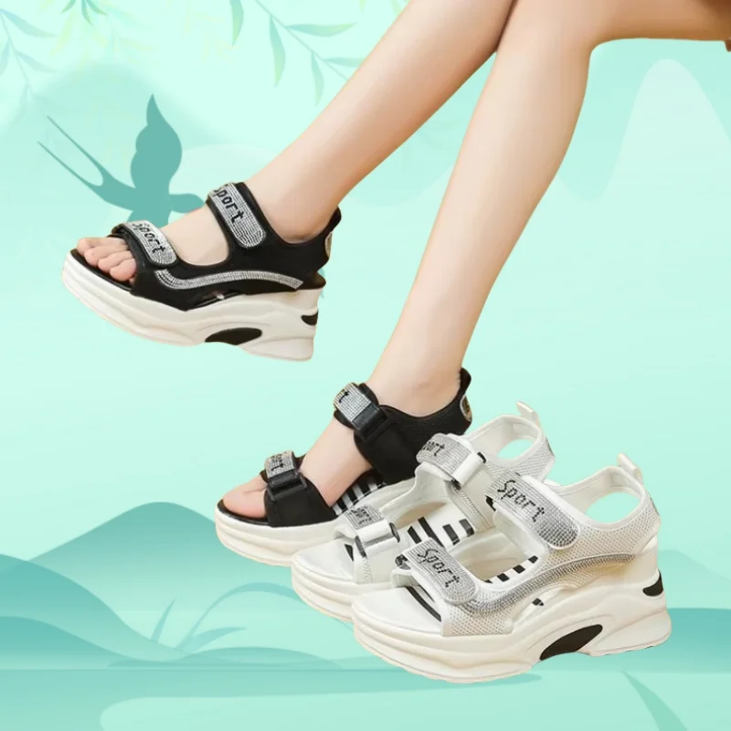 

Повседневные мягкие дышащие модные спортивные сандалии с открытым носком на каблуке, летние женские пикантные сандалии на толстой подошве с кристаллами, новые римские прогулочные сандалии