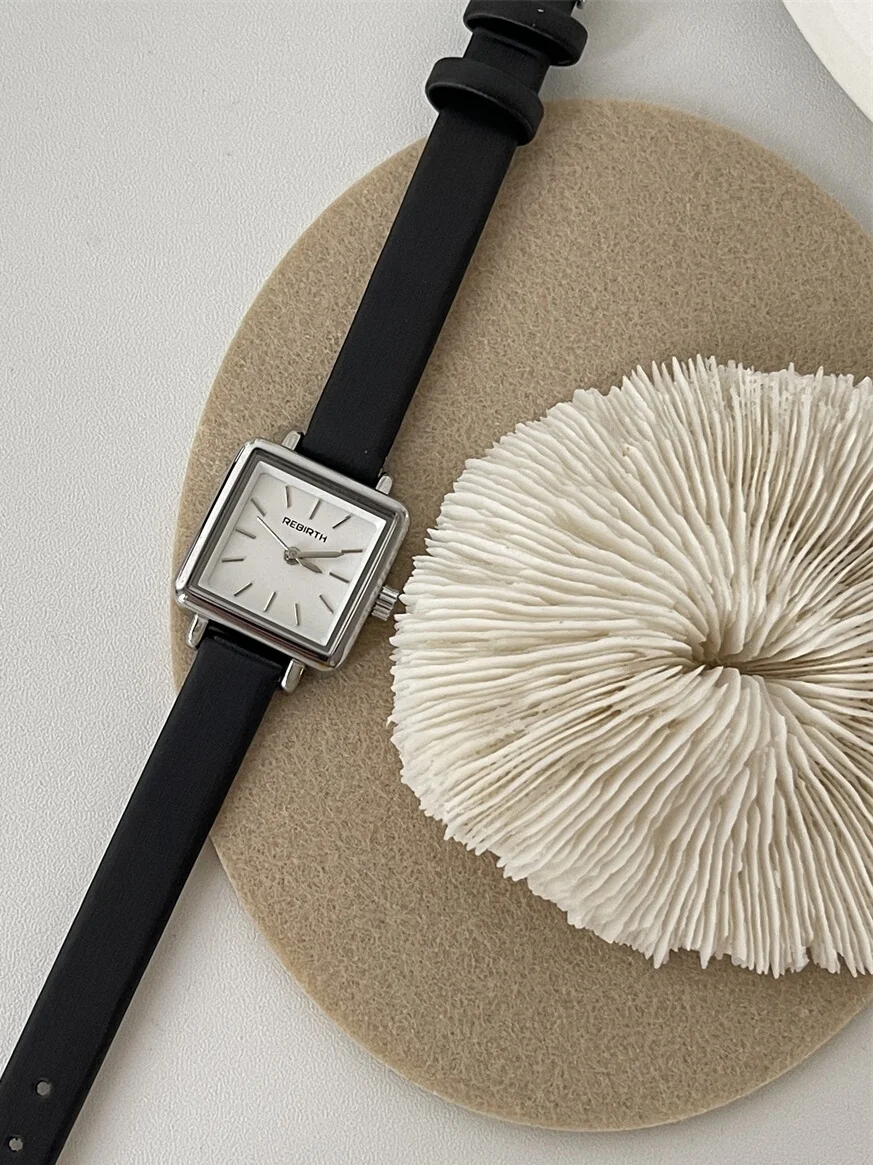 

Дизайнерские женские часы, простые и универсальные, квадратная форма, ретро-стиль, легкая роскошь, элитный стиль. Женские аксессуары.