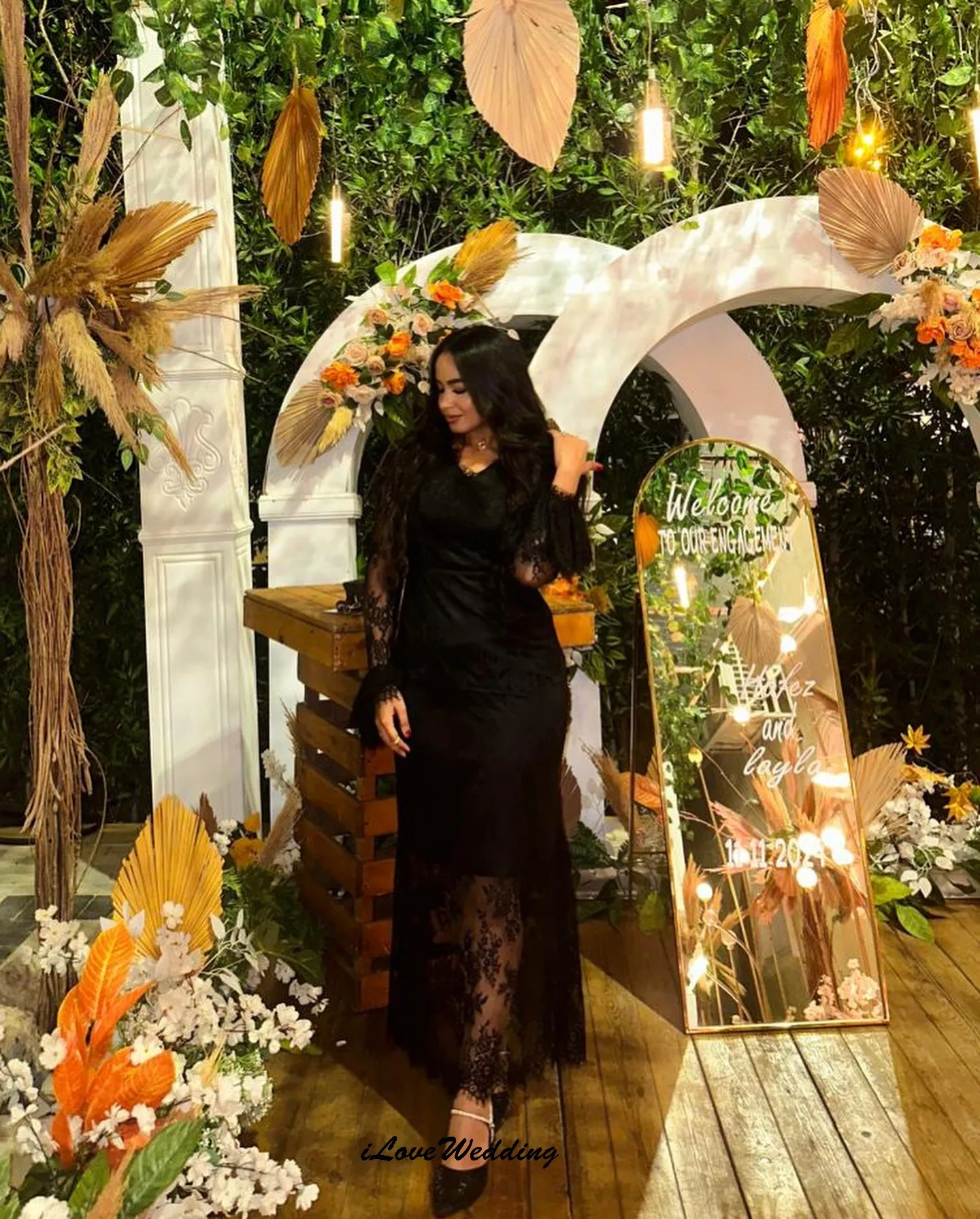 فساتين سهرة أنيقة من الدانتيل الأسود 2025 فساتين لحضور الحفلات الموسيقية المثيرة فستان حفلات الزفاف للنساء ضيف رقبة دائرية فساتين رسمية مخصصة