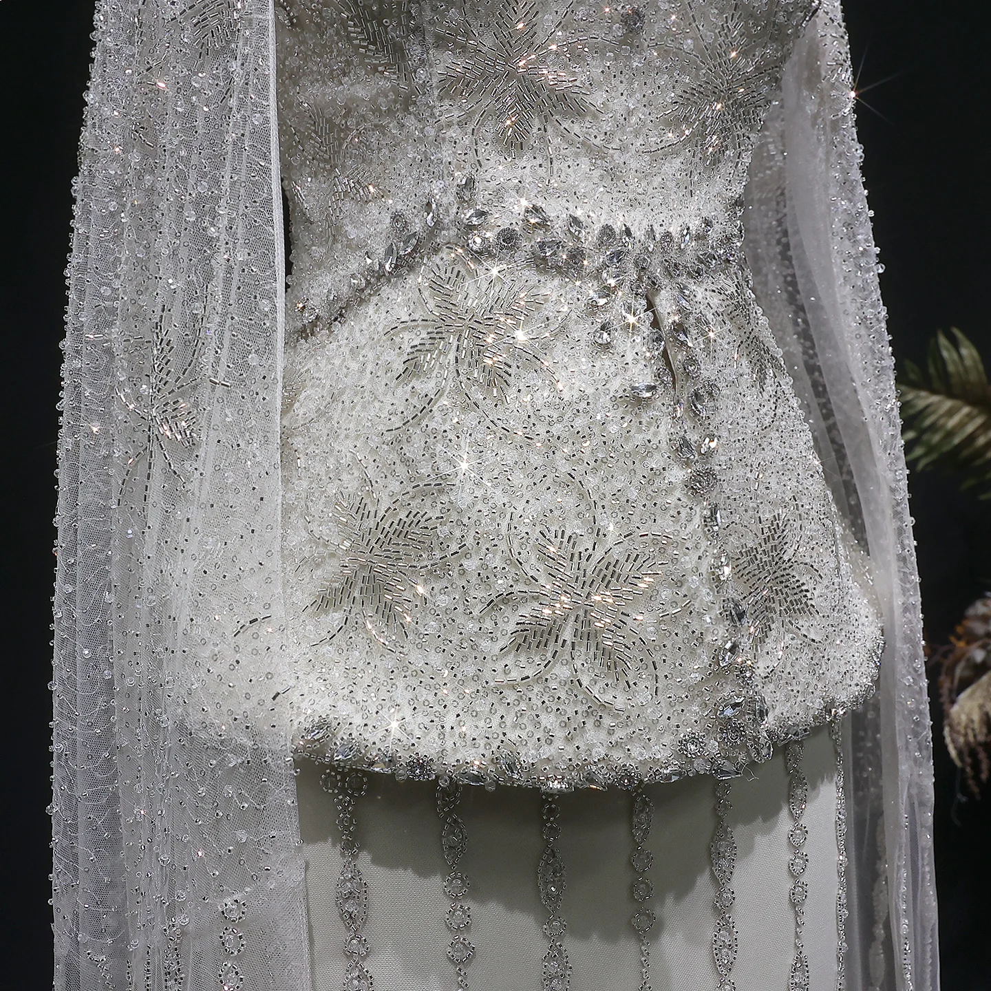 Sharon Said Dubai Luxuriöses Silbernes, Stark Perlenbesticktes Meerjungfrauen-Abendkleid mit Cape-Ärmeln, Arabisches Damen-Formelles Partykleid SS531 Maßanfertigung – Detail 8