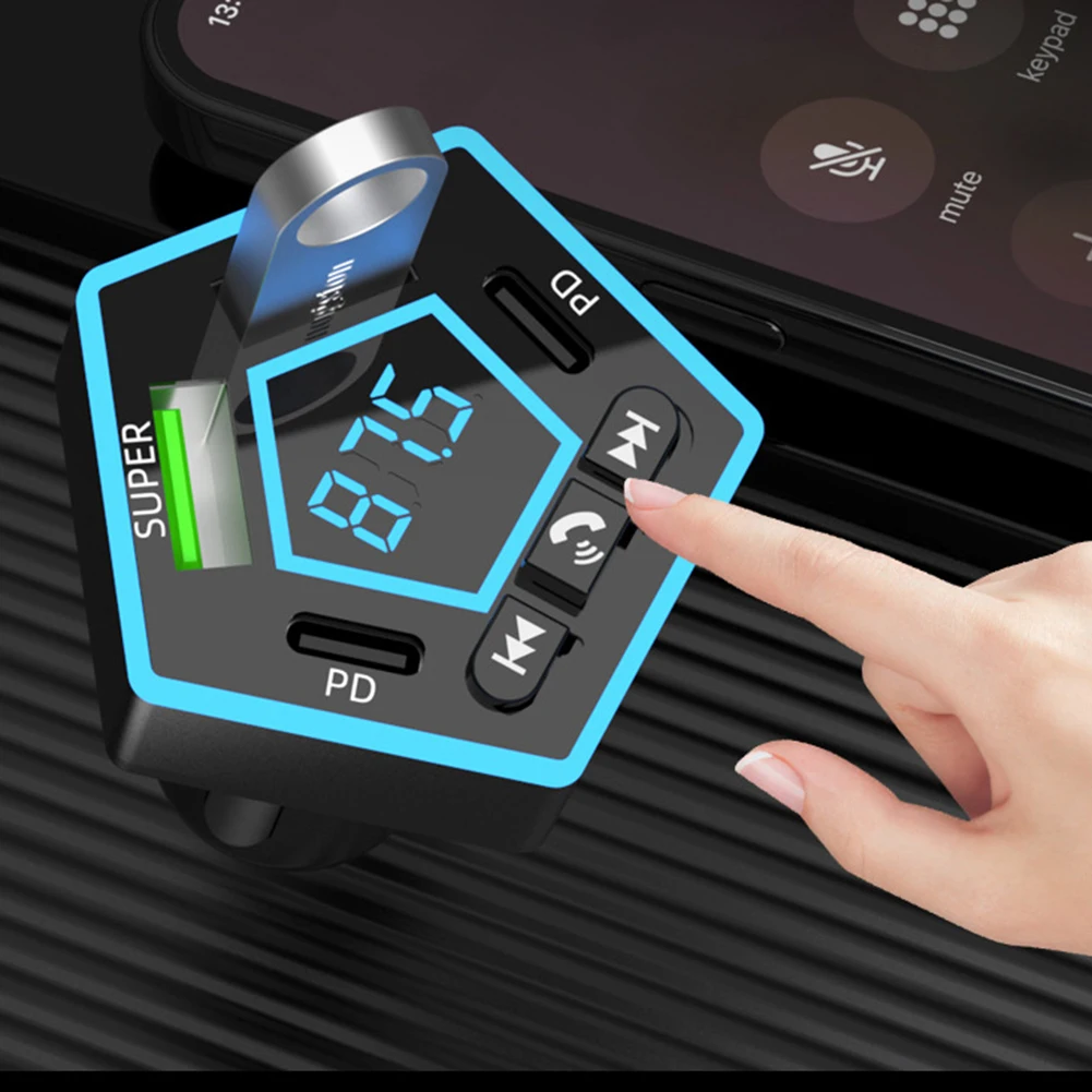 ドライビングエクスペリエンス 4ポートカーチャージャー ブラック コンパクトデザイン 抜群の音質 高い汎用性