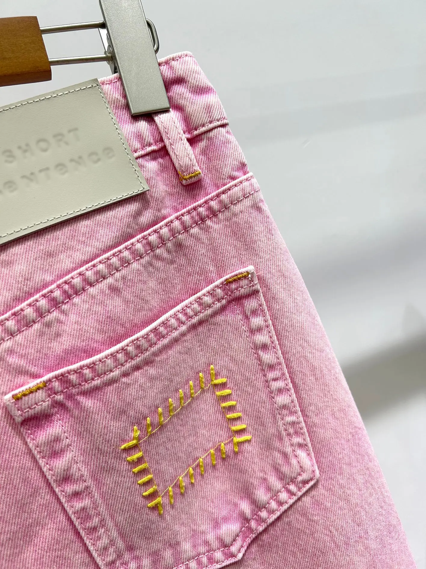 2024 primavera/estate nuovo Designer Non elastico Sakura colore rosa Denim vita bassa pantaloni gamba dritta per le donne