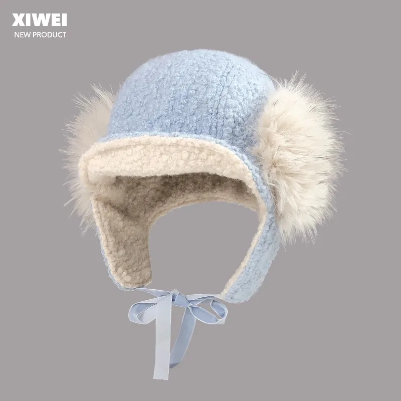 Niedliche Winter-Bombermützen mit Kunstfell-Pompons für Damen, weiche, flauschige Plüschmütze mit Ohrenklappen und Schleife, warme Schneemütze für den Außenbereich, Trapper-Mütze. – Detail 4