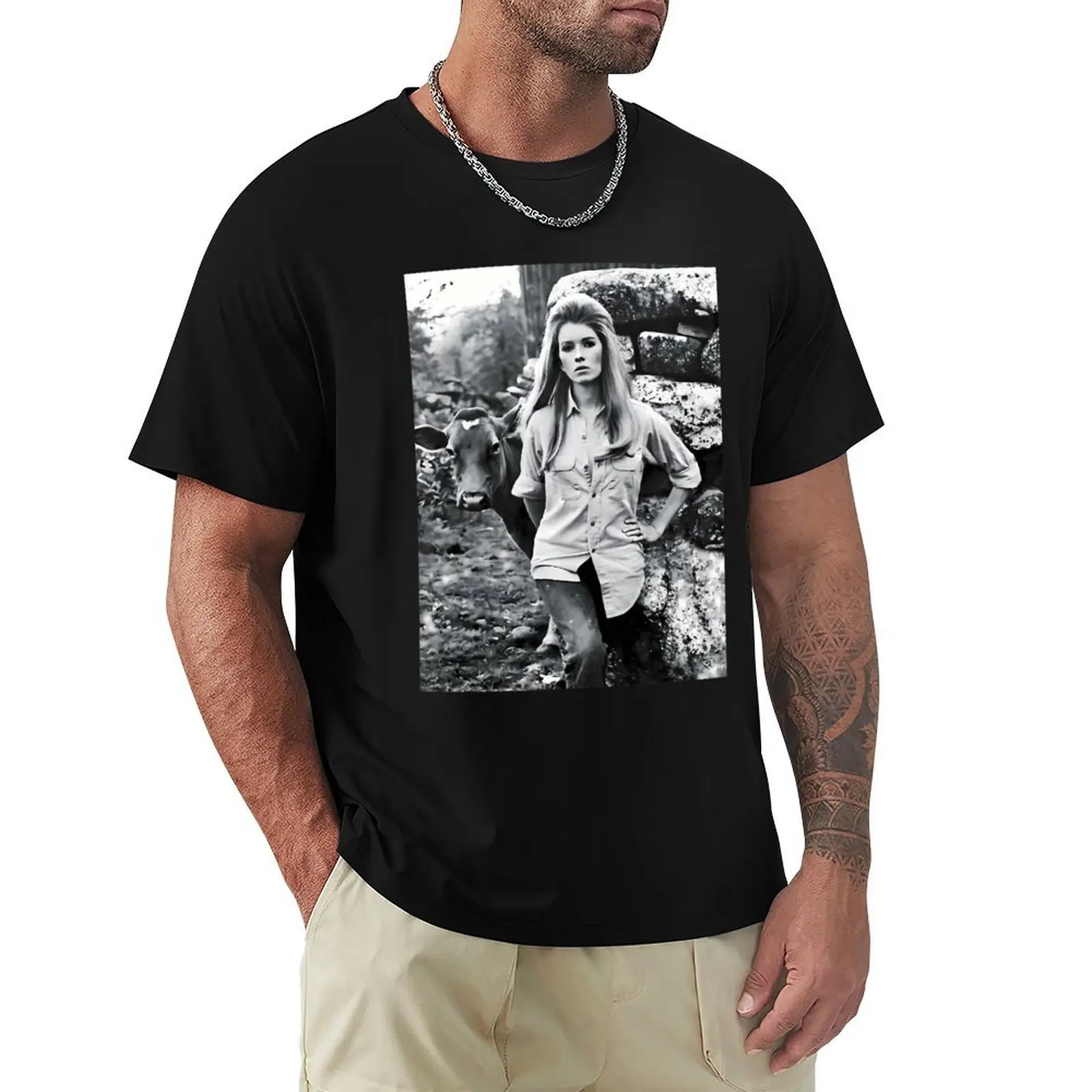 Camiseta com estampa gráfica retrô de vaca e jovem Martha Stewart