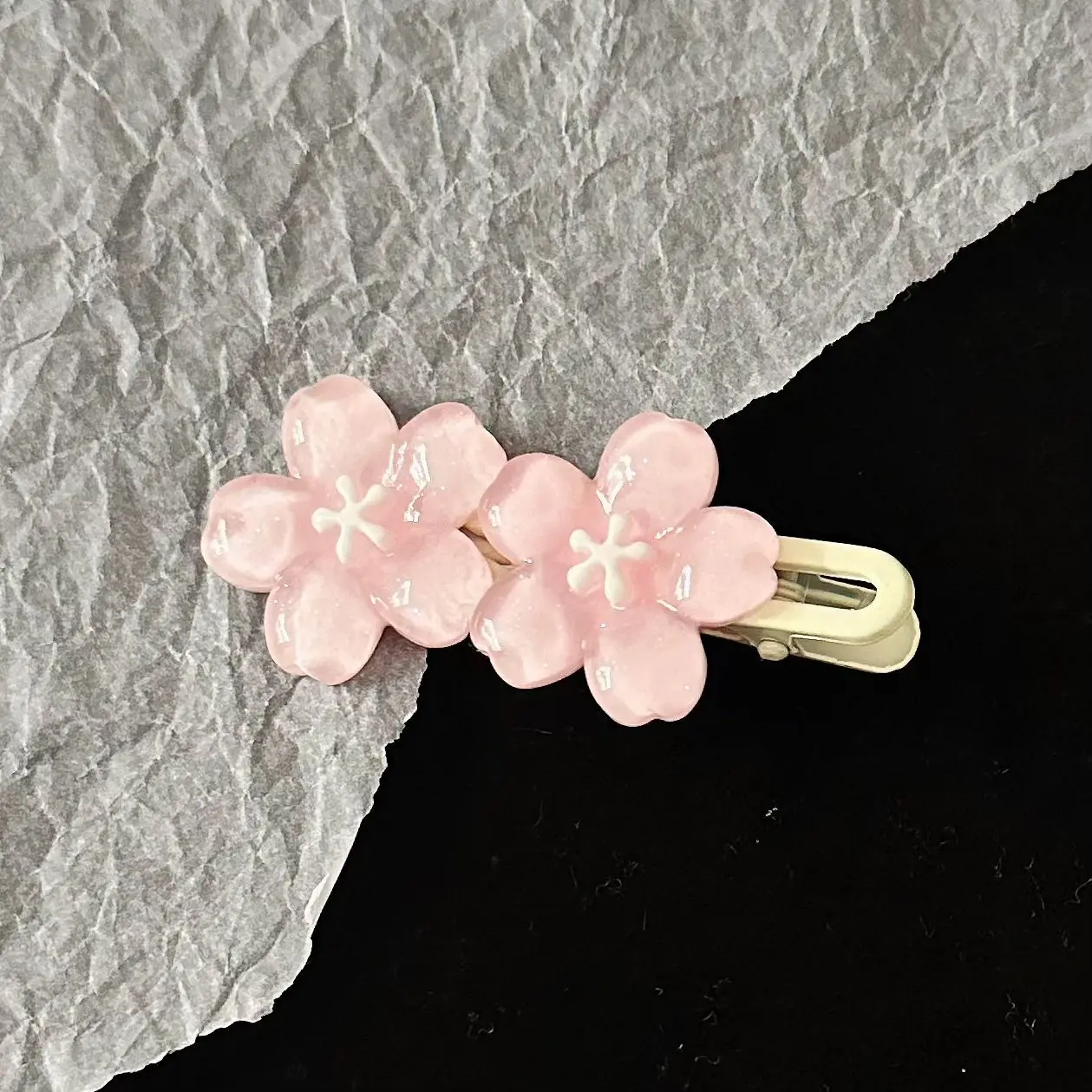 Pinza de pelo de flor de cerezo Rosa romántica, perfecta para flequillo de niña y accesorios para el cabello laterales. Disponible para venta al por