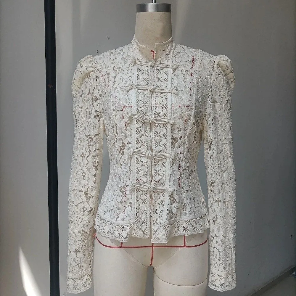 Modische, ausgeschnittene, mit Spitze bedruckte Hemden, langärmelig, schmal geschnitten, durchsichtige Bluse, Froschkopfknopf, Patchwork, Damenhemd, Oberteile, für den Arbeitsalltag – Detail 12
