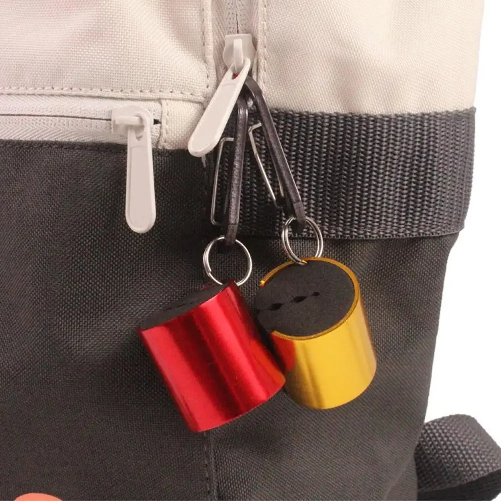 Tragbarer Angelrutenhalter aus Metall mit Karabinerhaken, zum Anbringen am Gürtel oder Rucksack, robustes Zubehör für Fliegenfischen. – Detail 2