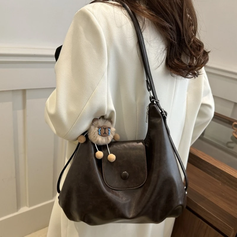Vintage Hobo-Tragetasche aus weichem Leder mit niedlichem Plüsch-Anhänger, wandelbarer Rucksack, lässige Schultertasche mit großem Fassungsvermögen für Damen – Detail 2