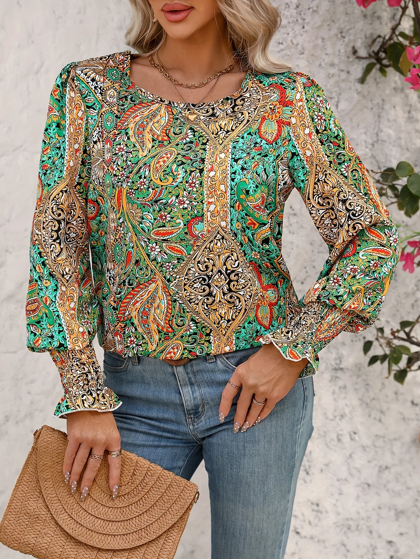 

Fashionable New Round Neck Long-Sleeved Shirt with Cuffed Cuffs