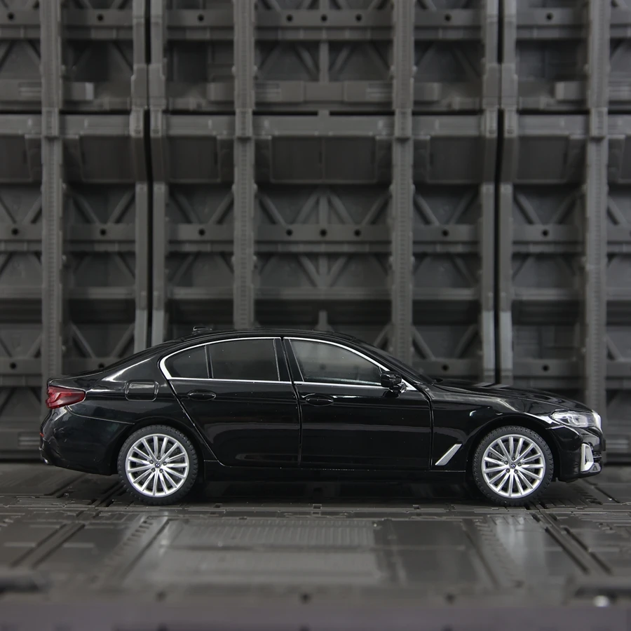 1:24 Simula el modelo de coche de aleación BMW 530Li con puertas, capó de motor y maletero que puede abrir rico en detalles, finamente elaborado