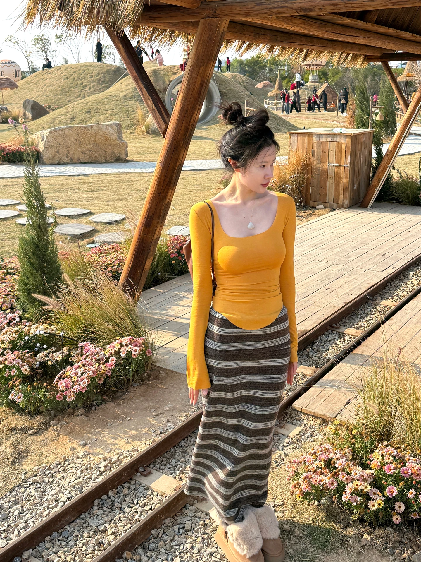 

Комплект из двух предметов: футболка с оранжевым принтом Matou и юбка с высокой талией, облегающий крой, весна 2026, корейский модный комплект