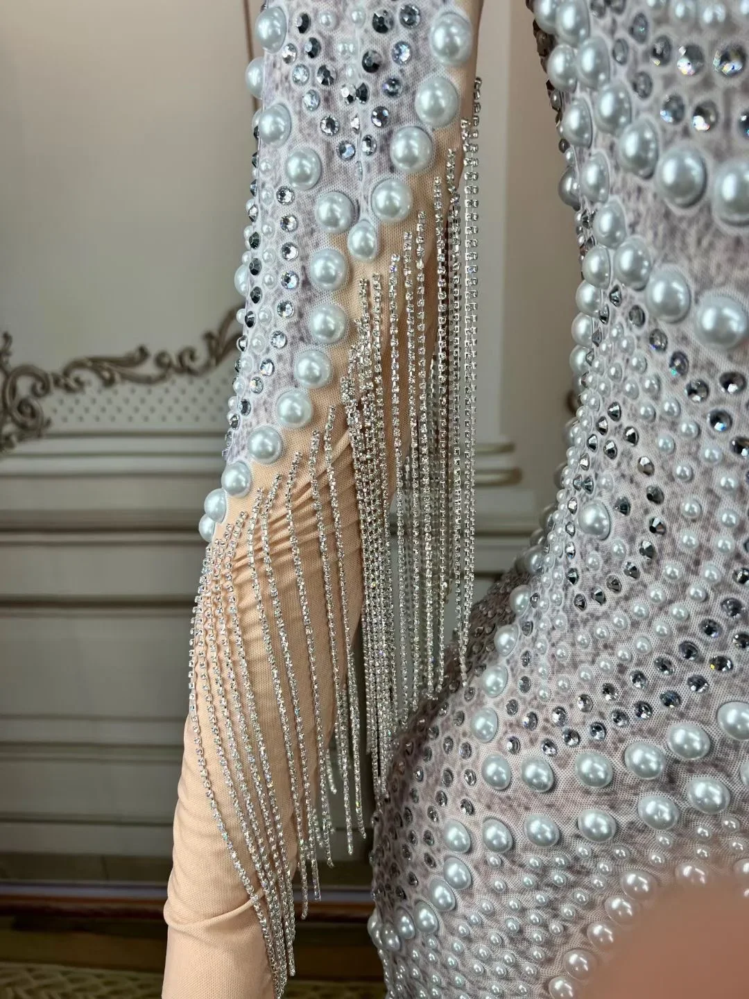Długa Sukienka z Długim Rękawem, Ozdobiona Błyszczącymi Cyrkoniami, Perłami i Frędzlami, Seksowna, Damska, Idealna na Klub Nocny, Bal, Urodziny, Strój dla Piosenkarki, Kostium Sceniczny