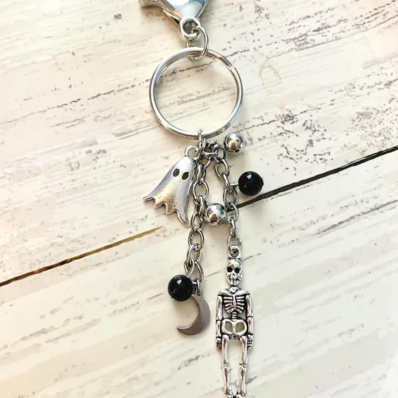 سلسلة مفاتيح قوطية مصنوعة يدويًا، فيبي، شبح، قمر، هيكل عظمي، أسود، غريب في جبال الألب، مجوهرات المعاقب Y2k