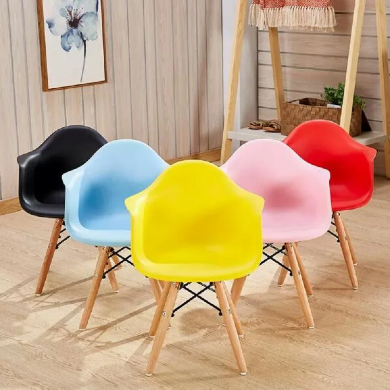Sedie per bambini dell'asilo sedie da pranzo per bambini moderne e semplici in legno massello uso domestico sgabelli in plastica colorata per bambini