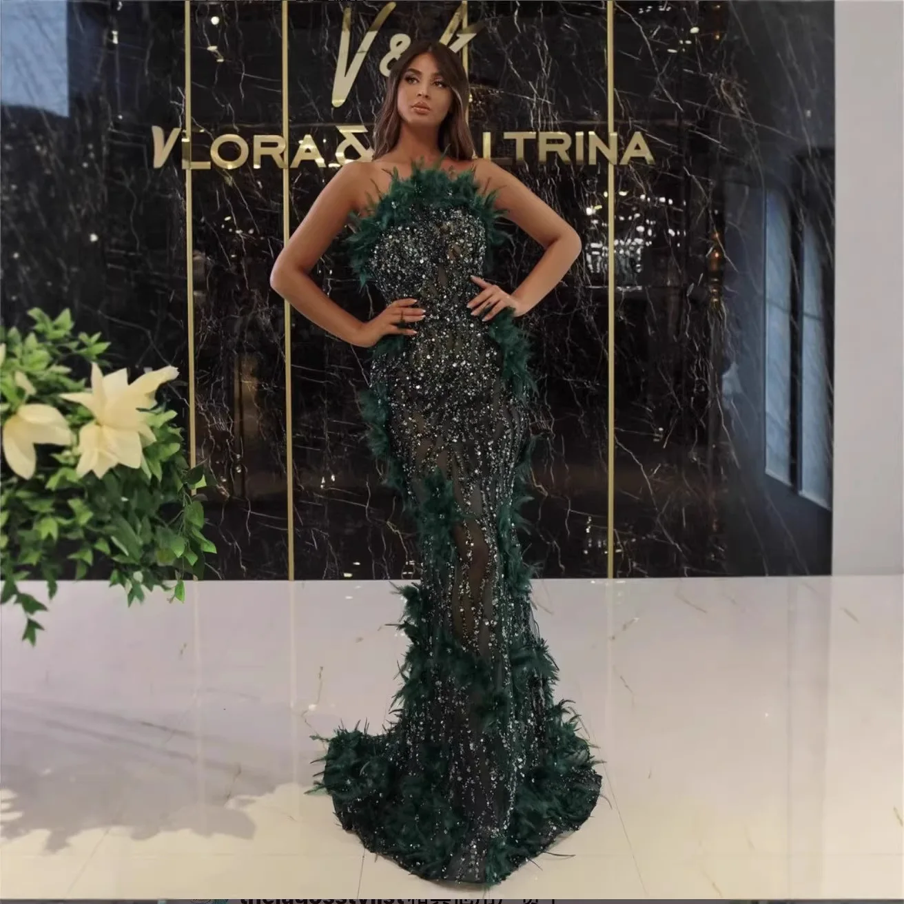 

Вечернее платье-футляр для подружки невесты с изысканной отделкой перьями, приталенное, с круглым вырезом, из синтетической ткани, подходит для торжественных мероприятий.