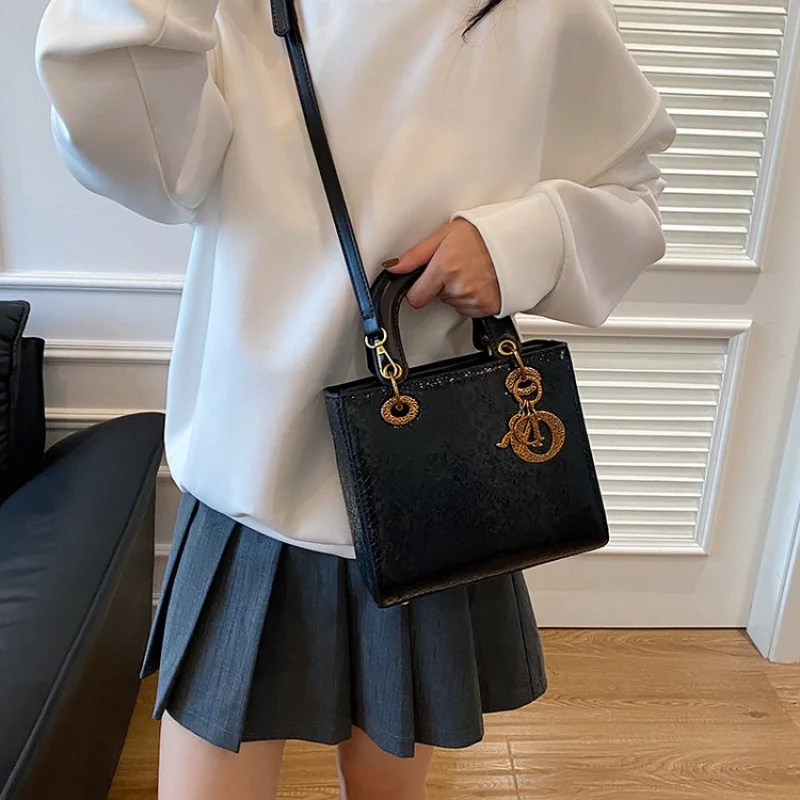 

Classic Elegant Messenger Bag In Leather - Luxury Brand Handbag For Women By Famous Designer Popular