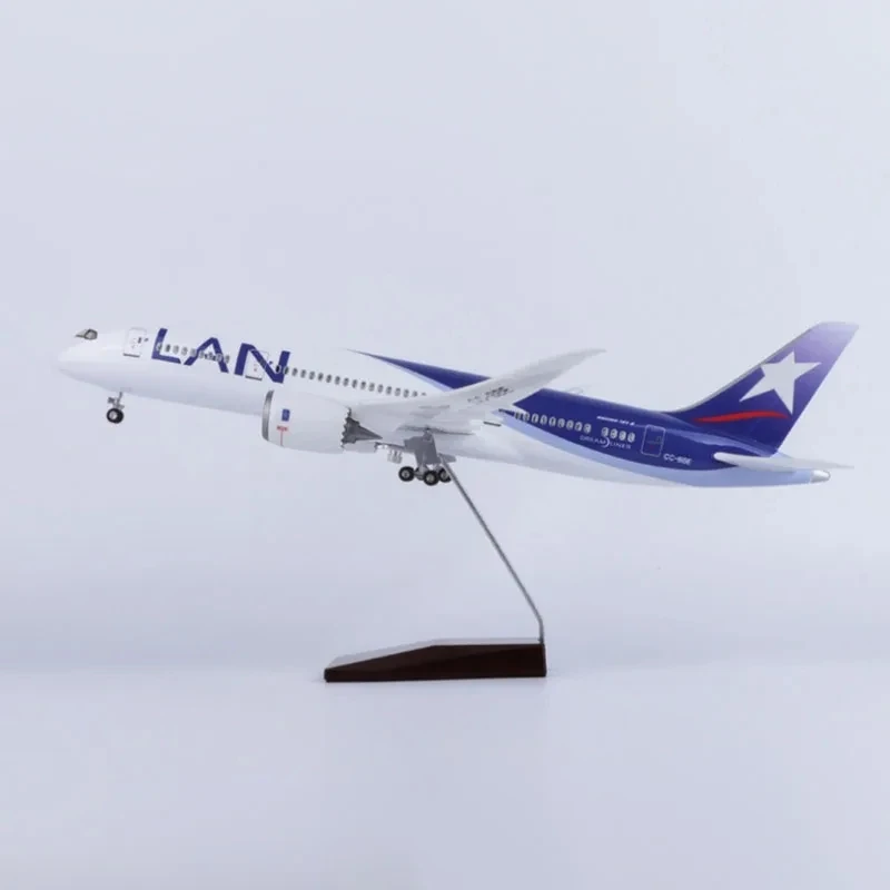 

1/130 Scale 43 Cm Jet Resin Aircraft Model B787 Chile Dreamliner Model With Lights And Wheels Suitable For Gifts And Collec