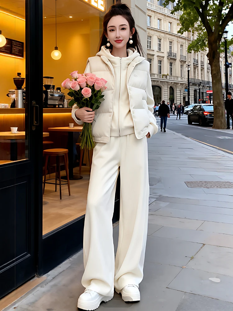 

Комплект женской одежды из трикотажа: толстовка, жилет и брюки. Повседневный спортивный стиль. Зимняя коллекция от Ni Yali.