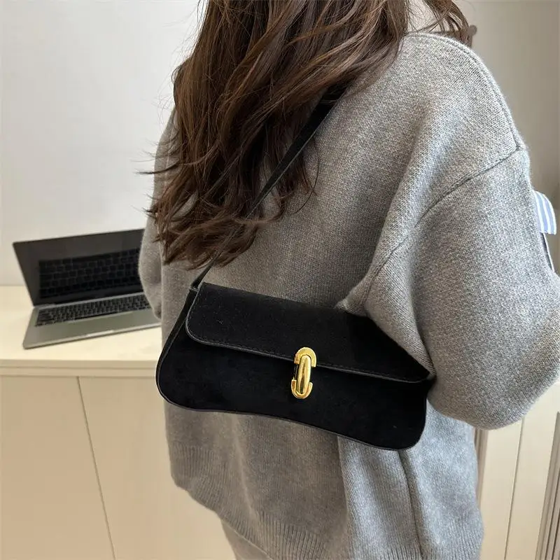 حقائب كتف كلاسيكية من جلد الغزال الصناعي للنساء قفل الديكور حقيبة صغيرة تحت الإبط أكياس وسادة عصرية متعددة الاستخدامات