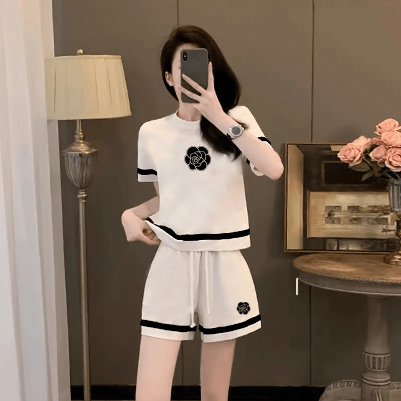 Letni koreański dwuczęściowy garnitur z krótkim rękawem Sportowy szykowny modny nowy słodki krótki zestaw Odzież damska Prostota Szorty w kwiaty