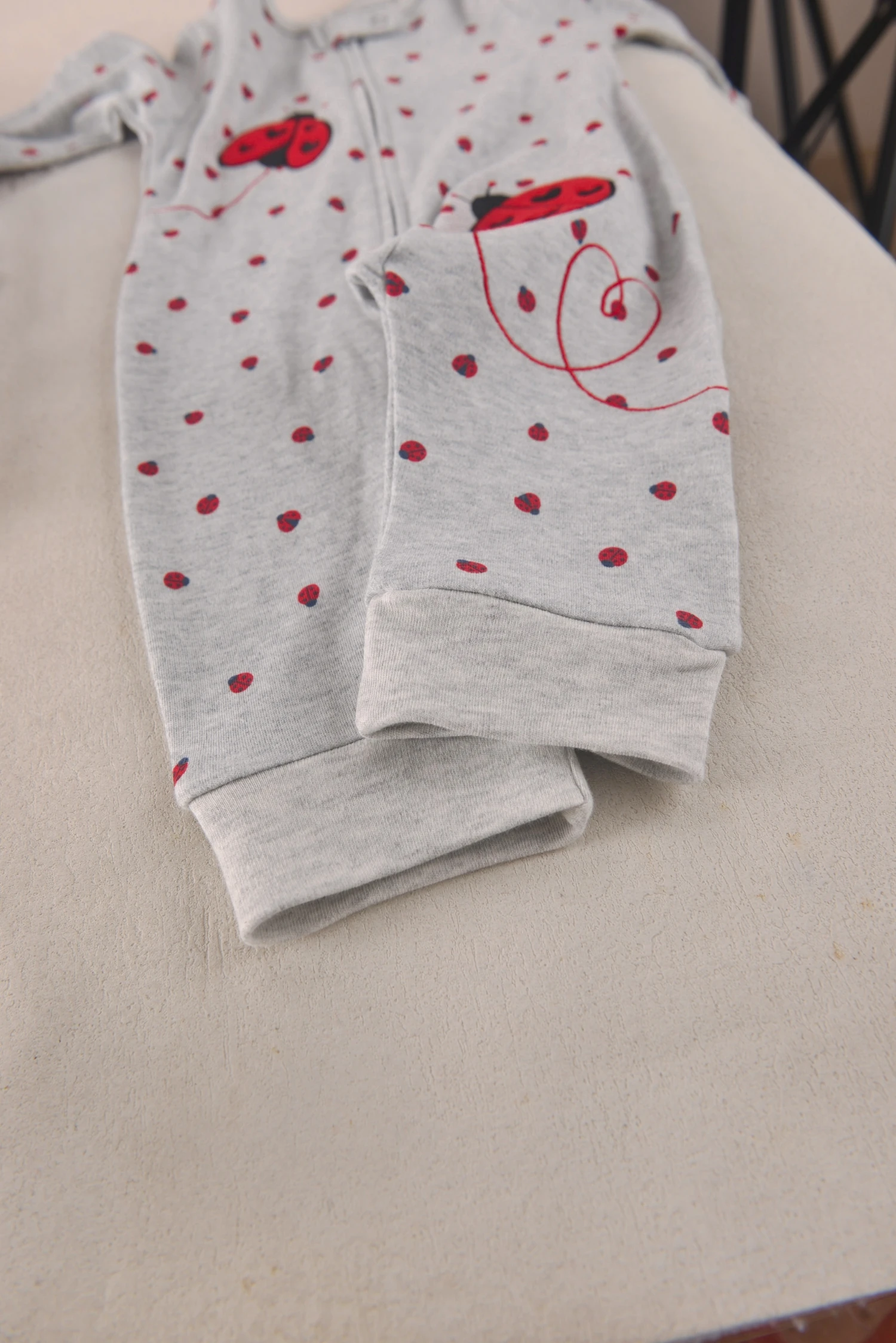 Doppelseitiger Baumwoll-Reißverschluss-Strampler für Babys, Mädchen, mit Einhorn- und Marienkäfer-Stickerei, Allover-Print, Ganzjahres-Baby-Jumpsuit, 6-24 Monate – Detail 8