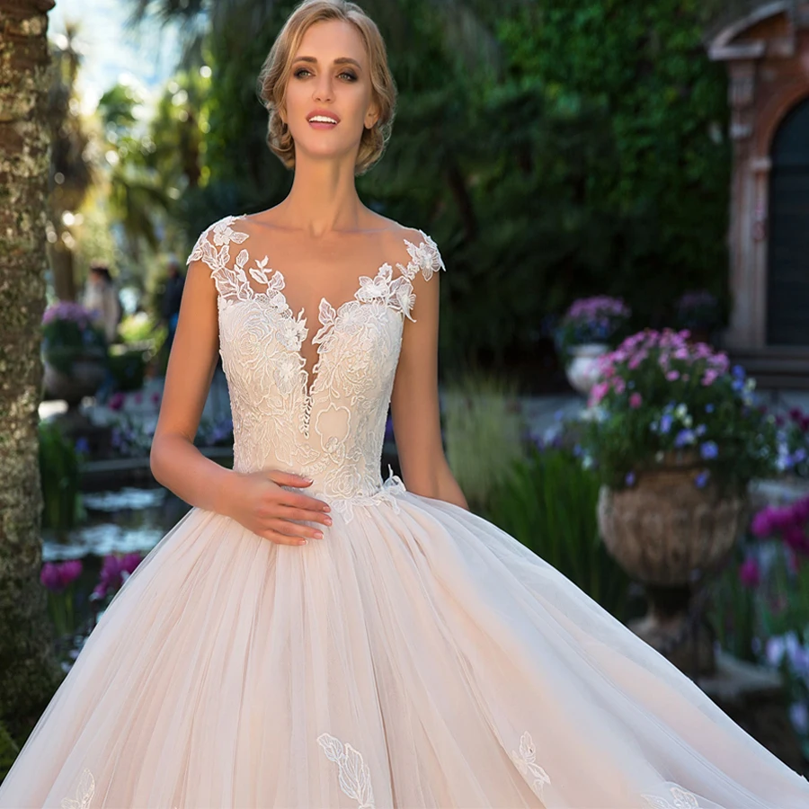 Robe de mariée princesse élégante avec manches cape et appliques en dentelle, 2022