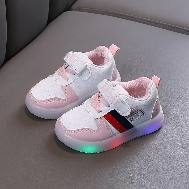 أحذية رياضية كاجوال بإضاءة LED مضادة للانزلاق للجنسين من عمر 1 إلى 6 سنوات مناسبة للمشي للأطفال الصغار