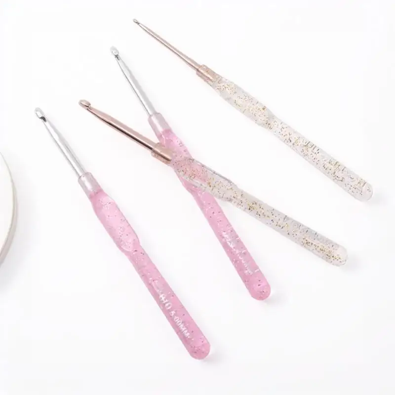 7-teiliges Set aus Aluminium-Häkelnadeln, 2 bis 5 mm, mit farbigen, transparenten Griffen, zum Stricken von Wollwaren, für DIY-Projekte wie Mützen, Schals und Amigurumi-Handarbeiten. – Detail 6