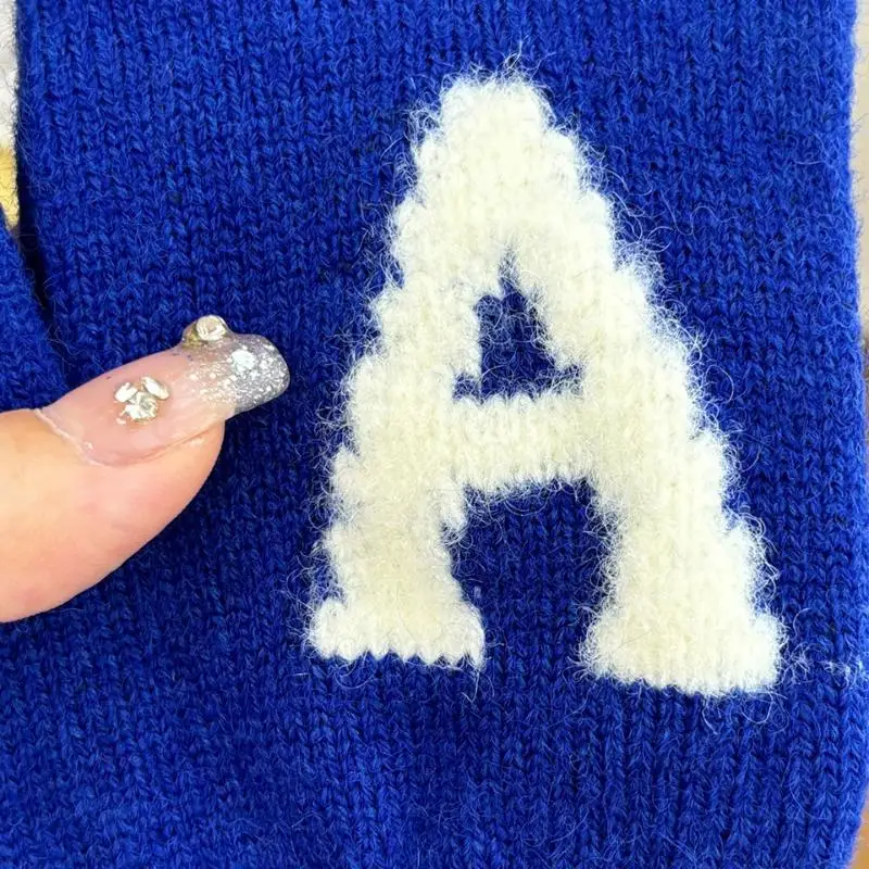 Niedliche Handschuhe mit Buchstabenmuster im Vintage-Stil, Touchscreen-fähig, für Damen, Winter, mit vollem Fingerbereich, wärmend, aus Samt und Acryl, gestrickt, für junge Frauen und Studentinnen. – Detail 4