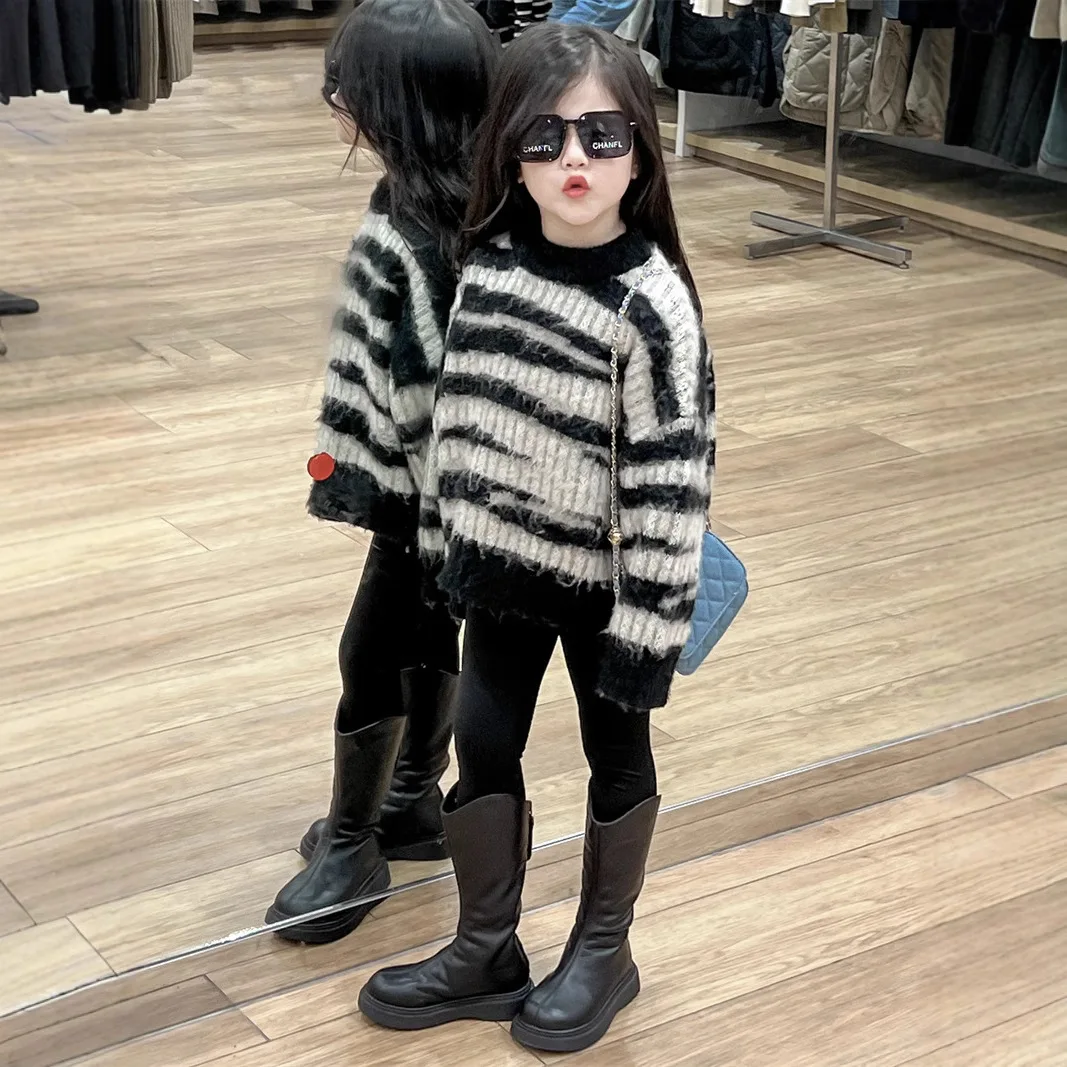 

Костюм для девочек, новинка 2024, зимняя детская одежда, корейский свободный полосатый толстый свитер для маленьких девочек и кашемировые штаны для йоги, комплект из двух предметов