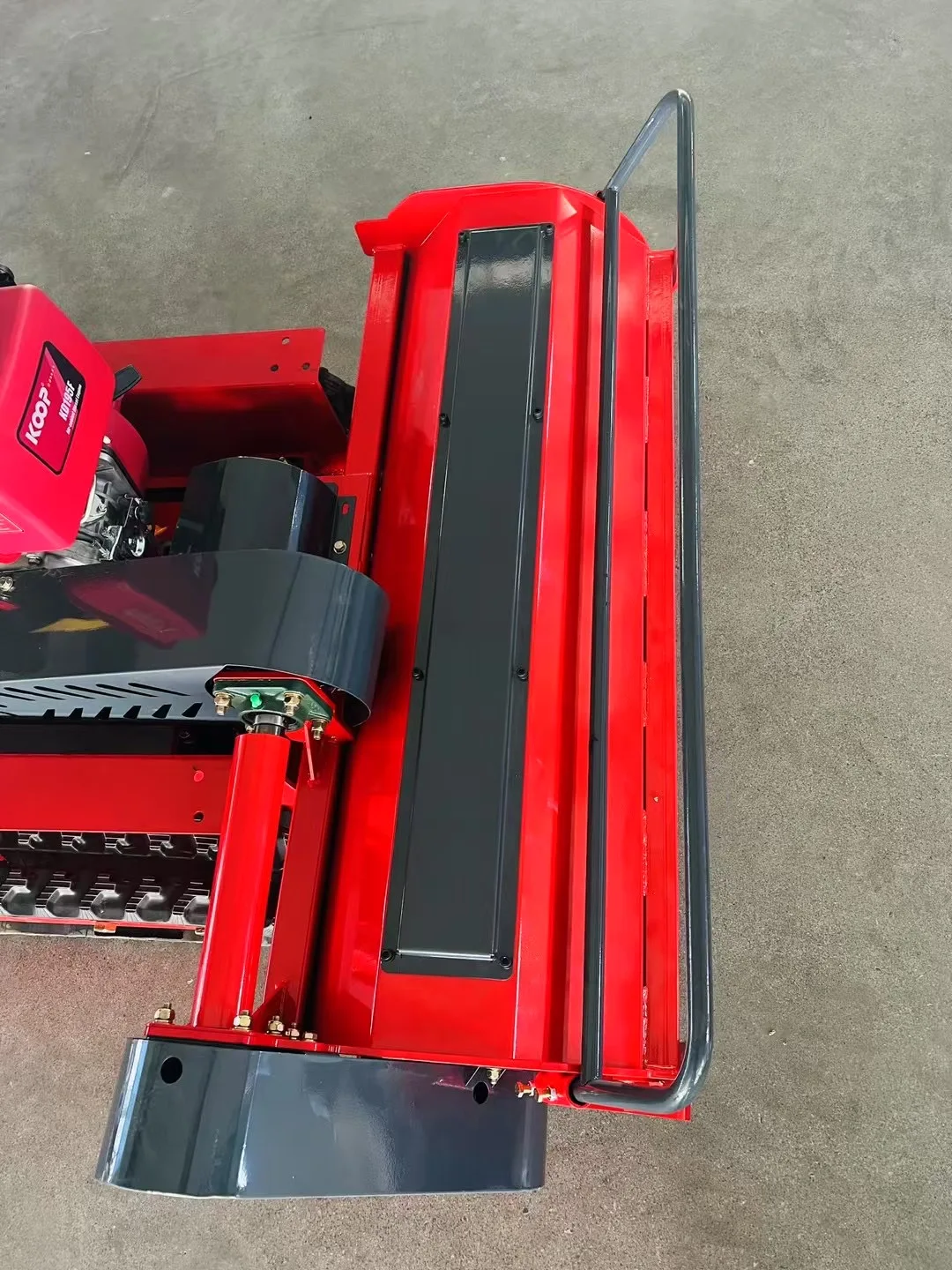 

Настраиваемая газонокосилка с широким дистанционным управлением и резиновой гусеницей, машина для резки травы, защита от опрокидывания, стабильное управление