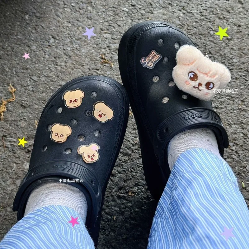 فرقة SKZOO الكورية للأولاد المعبود Lee Yong-bok وHwang Hyun-jin's crocs والمشبك دعم البضائع