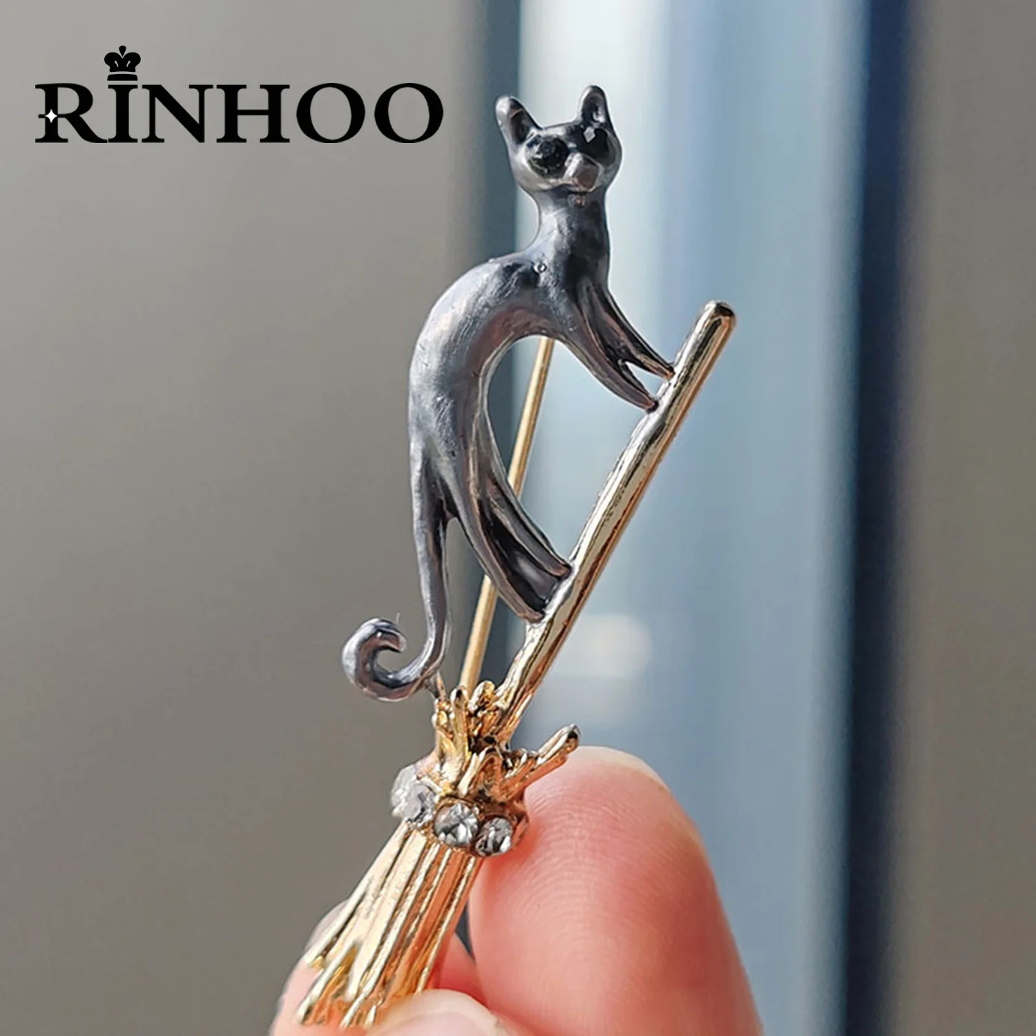 Rinhoo Riding Broom Flying Cat Broszka dla kobiet Cartoon Cute Witch Kitten Collar Lapel Pins Funny Animal Backpack Badge Jewelry