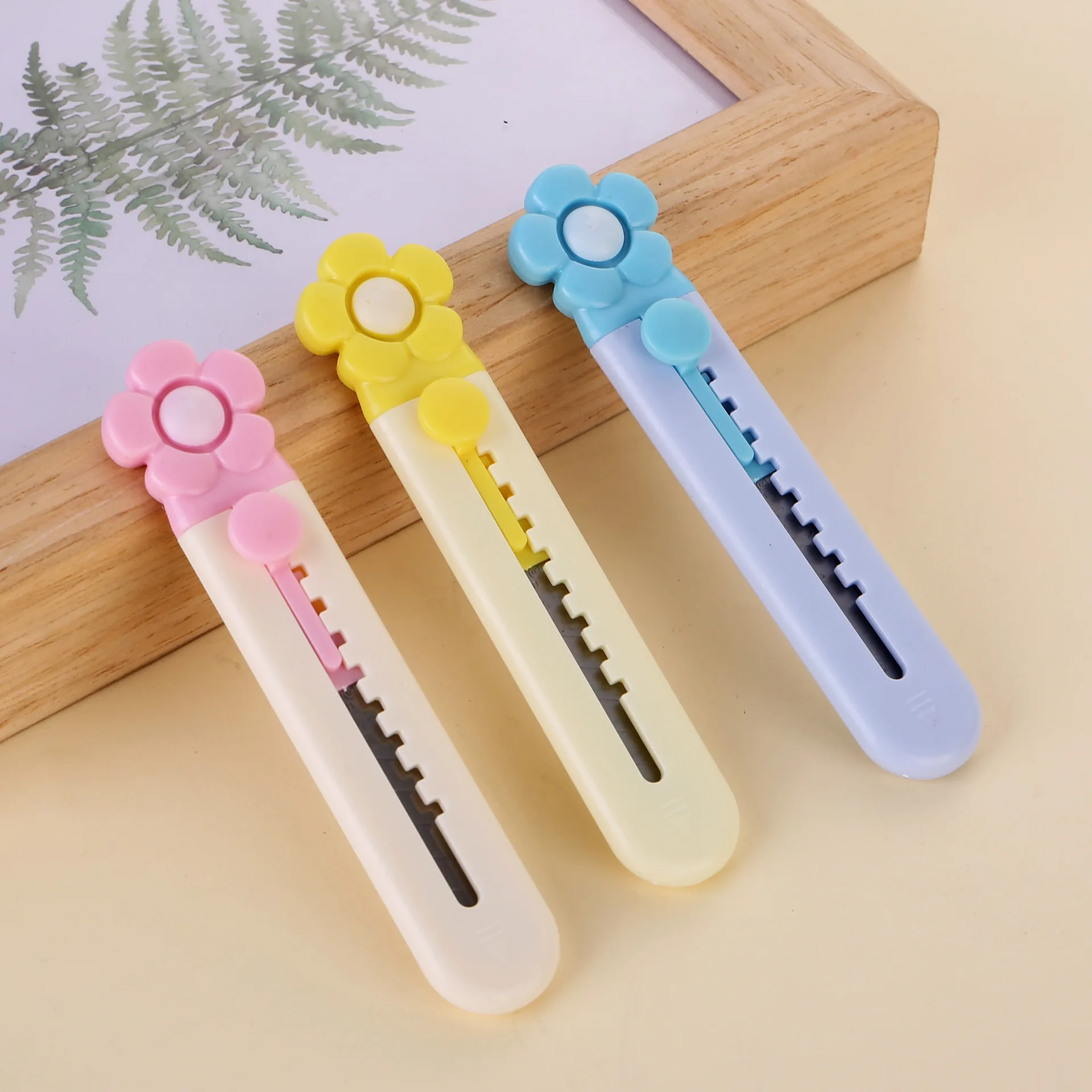 Creative Cute Flower Art Knife Mini Portable Student Express Box Opener Office Stationery Paper Cutter