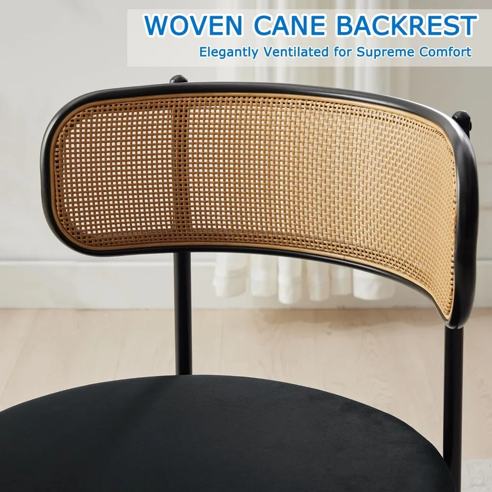 زوج من كراسي تناول الطعام الحديثة المنجدة من مخمل الروطان في منتصف القرن مع مساند ظهر قصب، وكراسي طعام للمطبخ باللون الأسود #4