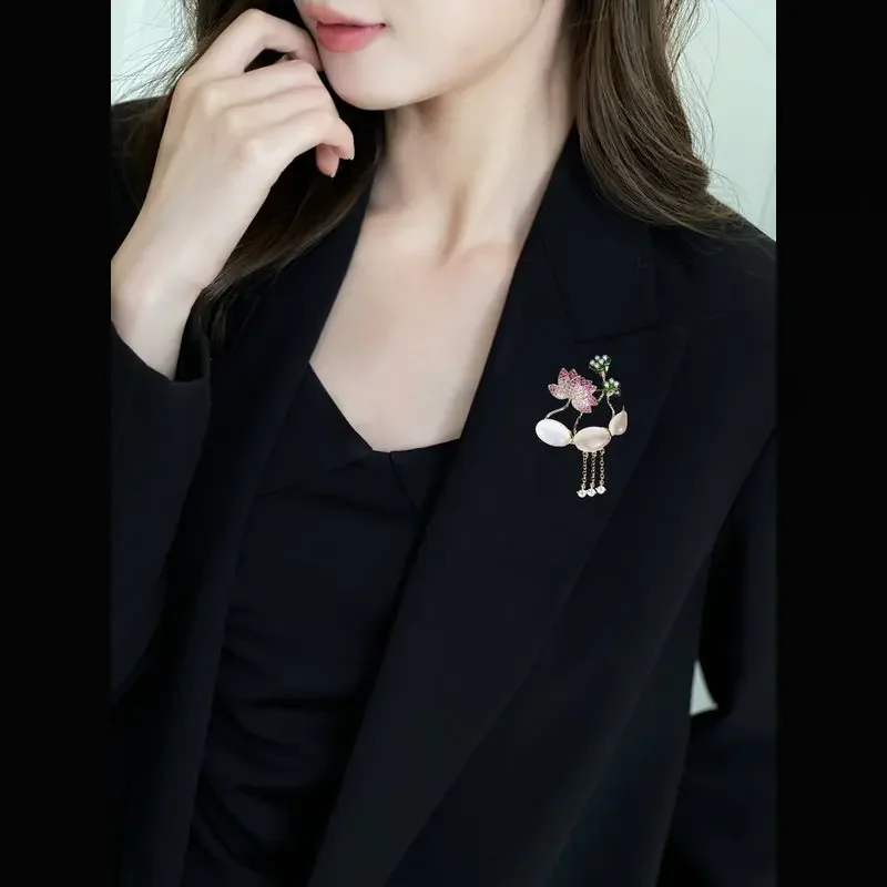 Spilla portafortuna Lotus Lotus Cheongsam e accessori Hanfu, radice di loto di fascia alta e spilla fiore di loto pin9521
