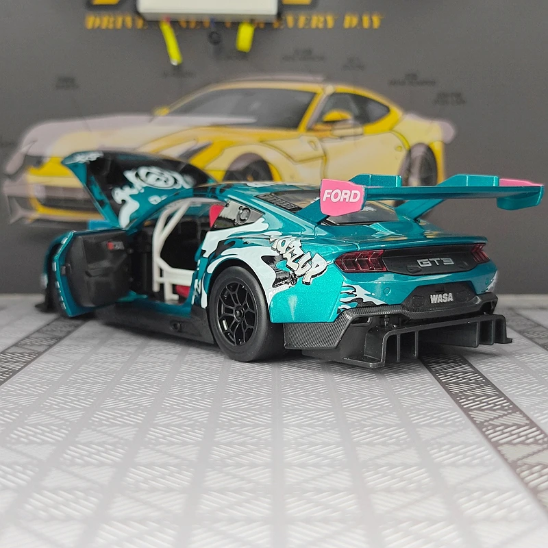 

Модель автомобиля Ford Mustang GT3 из сплава металла в масштабе 1:24, двери и капот открываются, с функциями звука и света, подходит для коллекционирования.