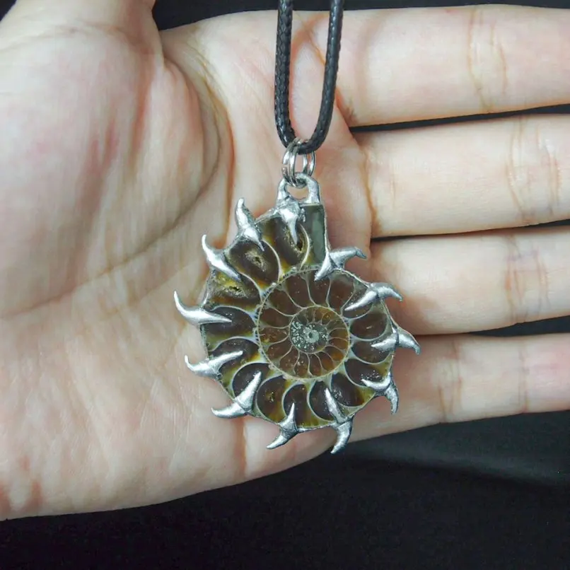 

1Pcs Nautilus Rope Semi-precious Leather Shell Stone Necklace Soldered Handmade Brutalist Y2k Spiky Jewelry