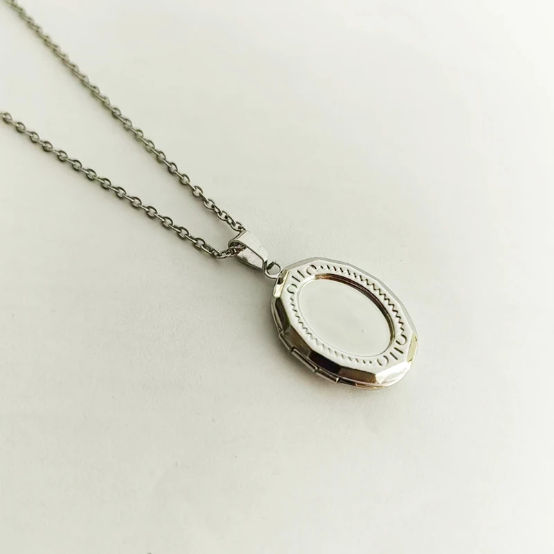 1pc Medium Concave Oval Photo Frame Pendant Designed Charms Floating Locket Picture Necklace Women Girls Family Memorial Jewelry