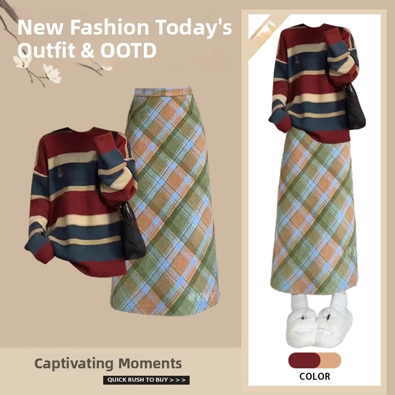 

Модный зимний комплект: женский свитер с круглым вырезом в полоску и юбка в клетку, идеальный выбор для невысоких.