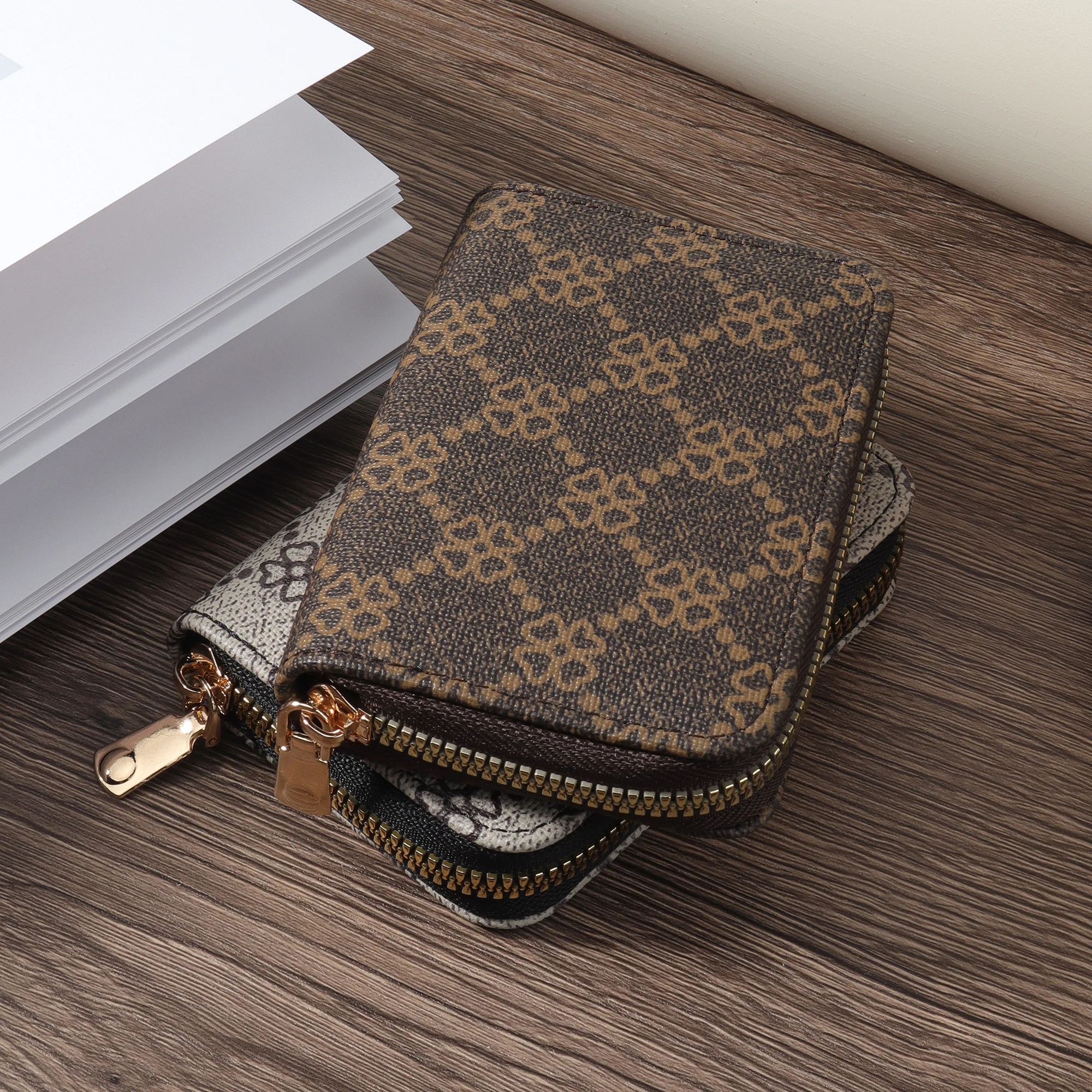 Women's minimalist short wallet with zipper wrapped around clutch wallet, fashionable zipper wrapped around coin wallet
