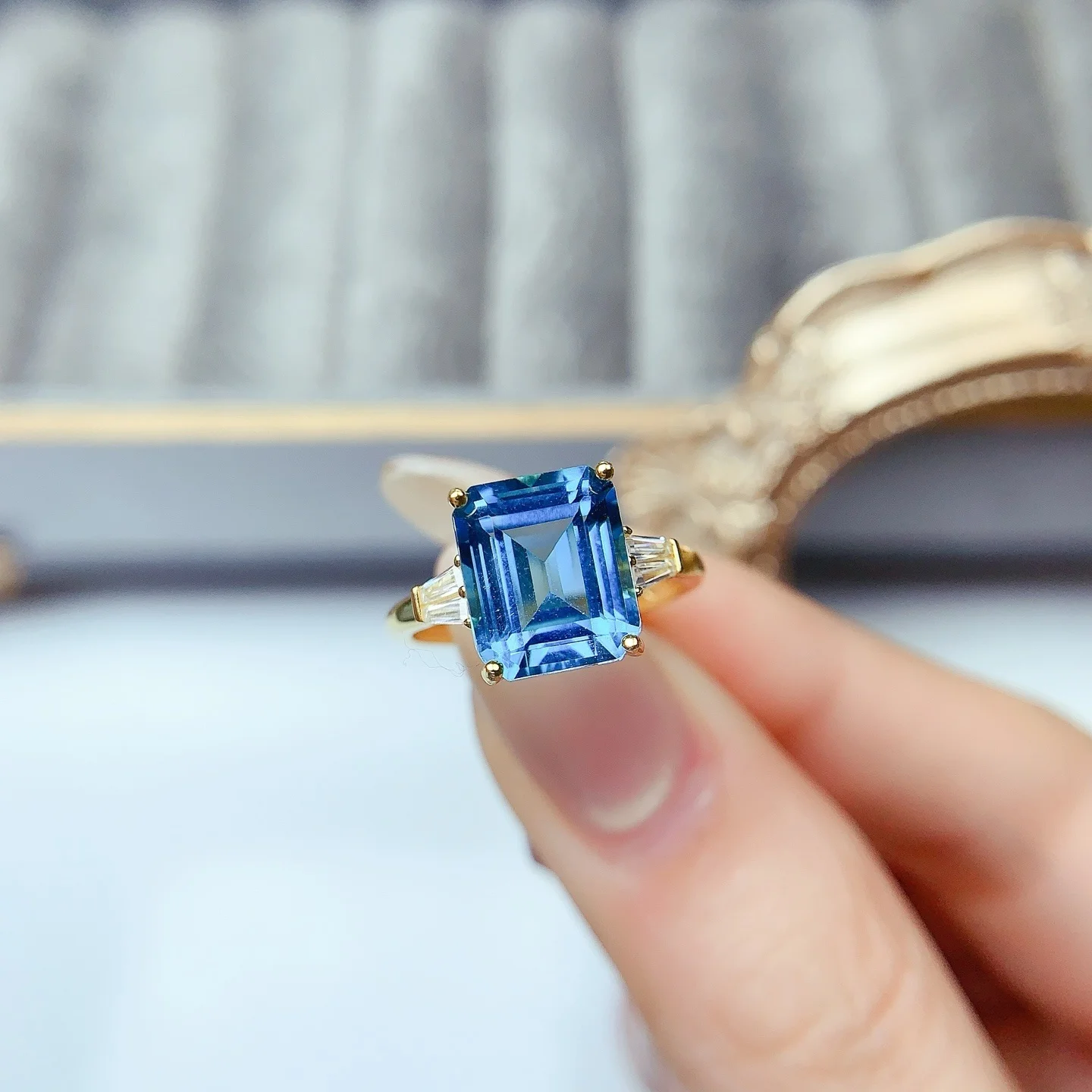 

New 925 silver blue-grey Swiss blue topaz personalized ring, luxurious and high-end, with an Instagram-worthy style