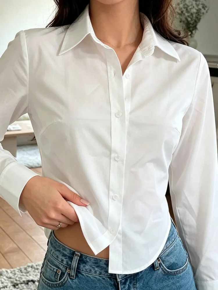Damenbluse, weiß, kurz geschnitten, mit Revers, langen Ärmeln, Knopfleiste, figurbetont, schmal geschnitten, für Büro und Freizeit. – Detail 7