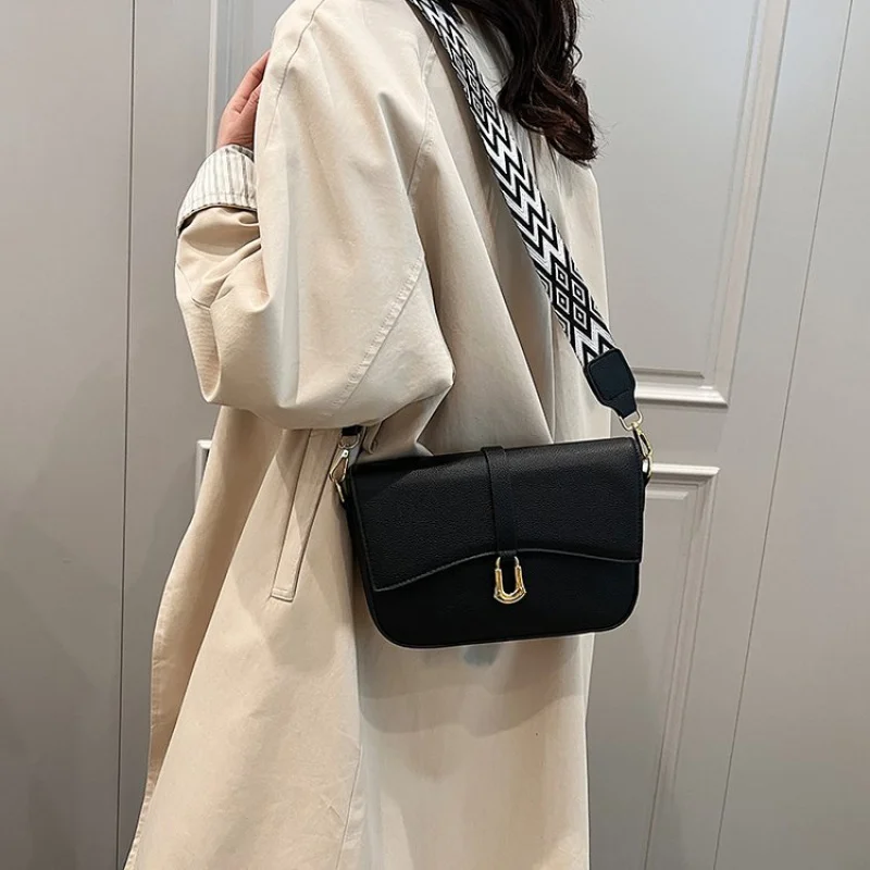 

Elegant Women Shoulder Bag In Saffiano Leather With Scratch Resistant Texture And Sophisticated Look